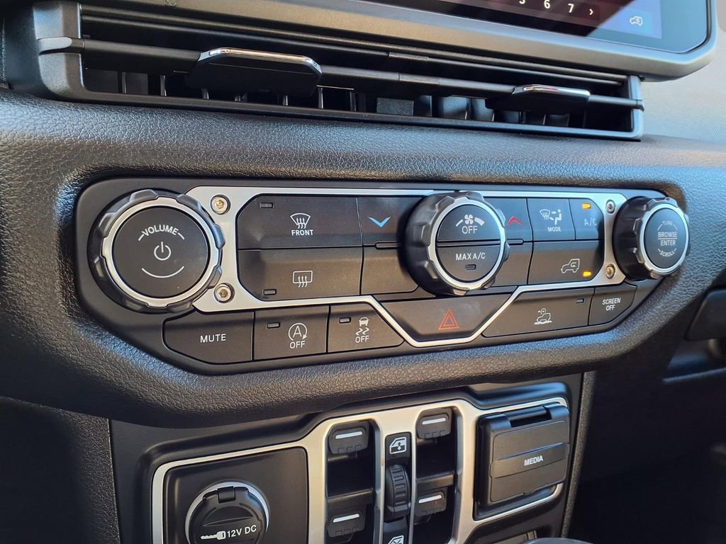 Used 2025 Jeep Wrangler Willys image 9