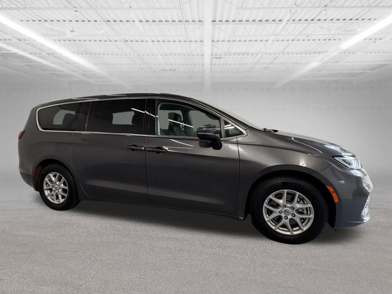 Used 2023 Chrysler Pacifica Touring-L FWD image 7