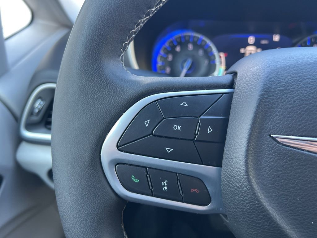 Used 2024 Chrysler Pacifica Touring-L image 16