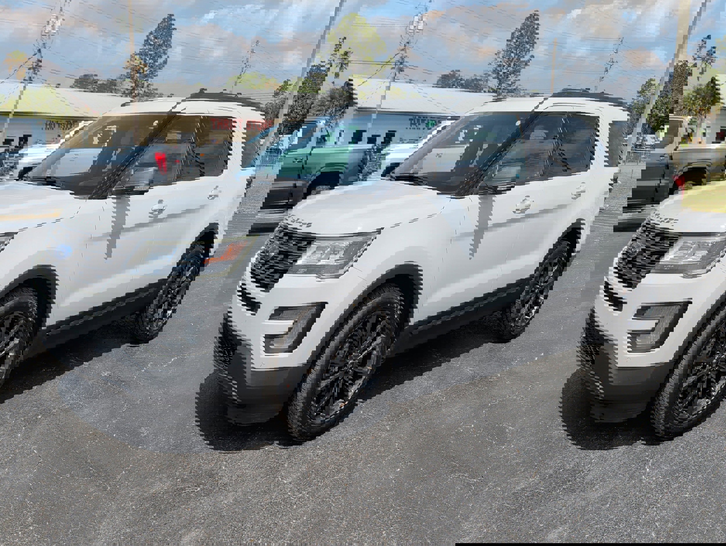 Used 2017 Ford Explorer XLT w/ Equipment Group 202A FWD image 9