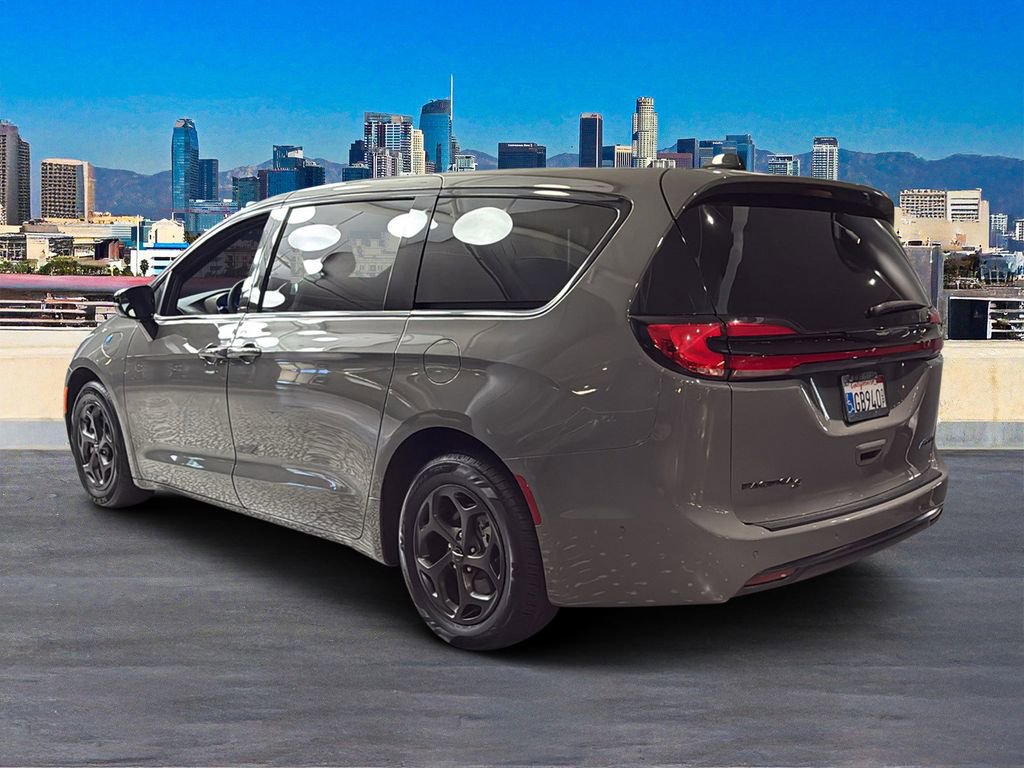 Used 2023 Chrysler Pacifica Limited w/ Uconnect Theater Family Group FWD image 3
