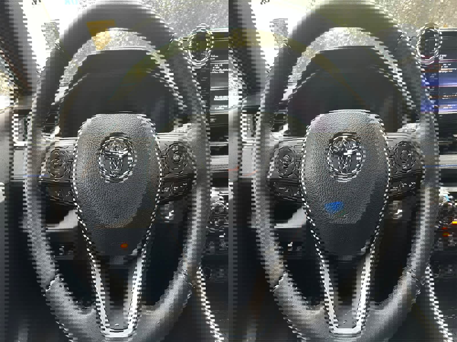 Used 2022 Toyota RAV4 SE image 16