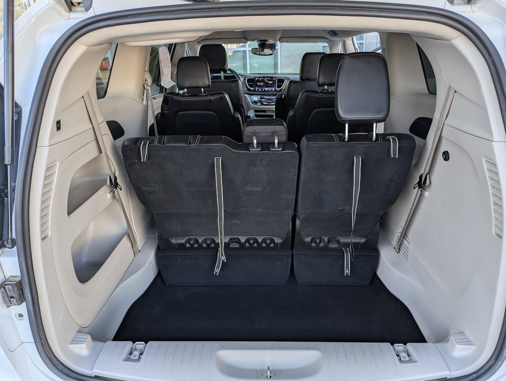 Used 2024 Chrysler Pacifica Touring-L image 17