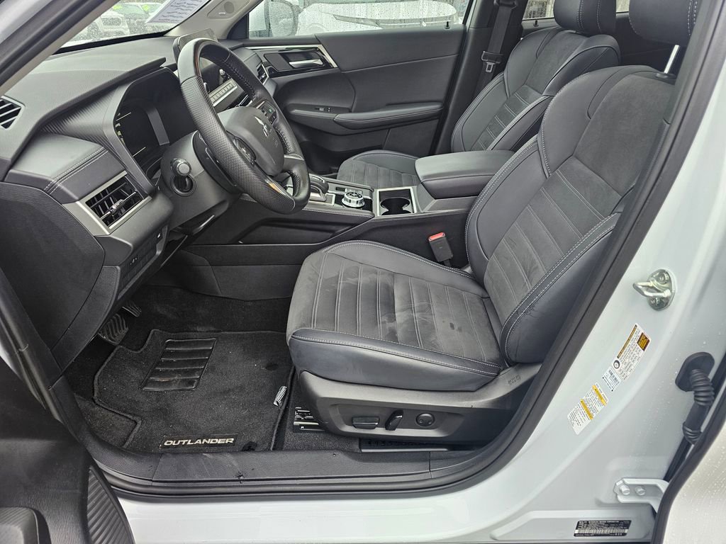 Used 2024 Mitsubishi Outlander SE image 12