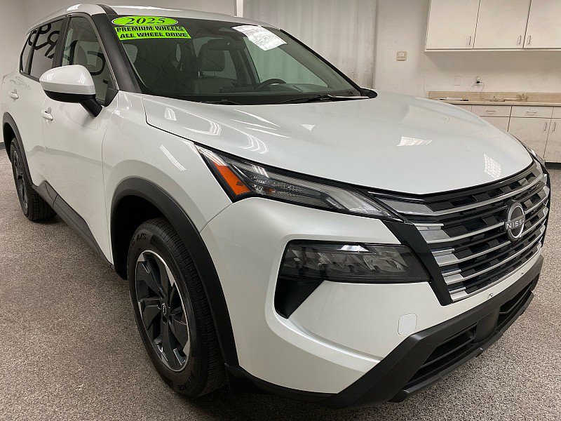 Used 2025 Nissan Rogue SV image 3