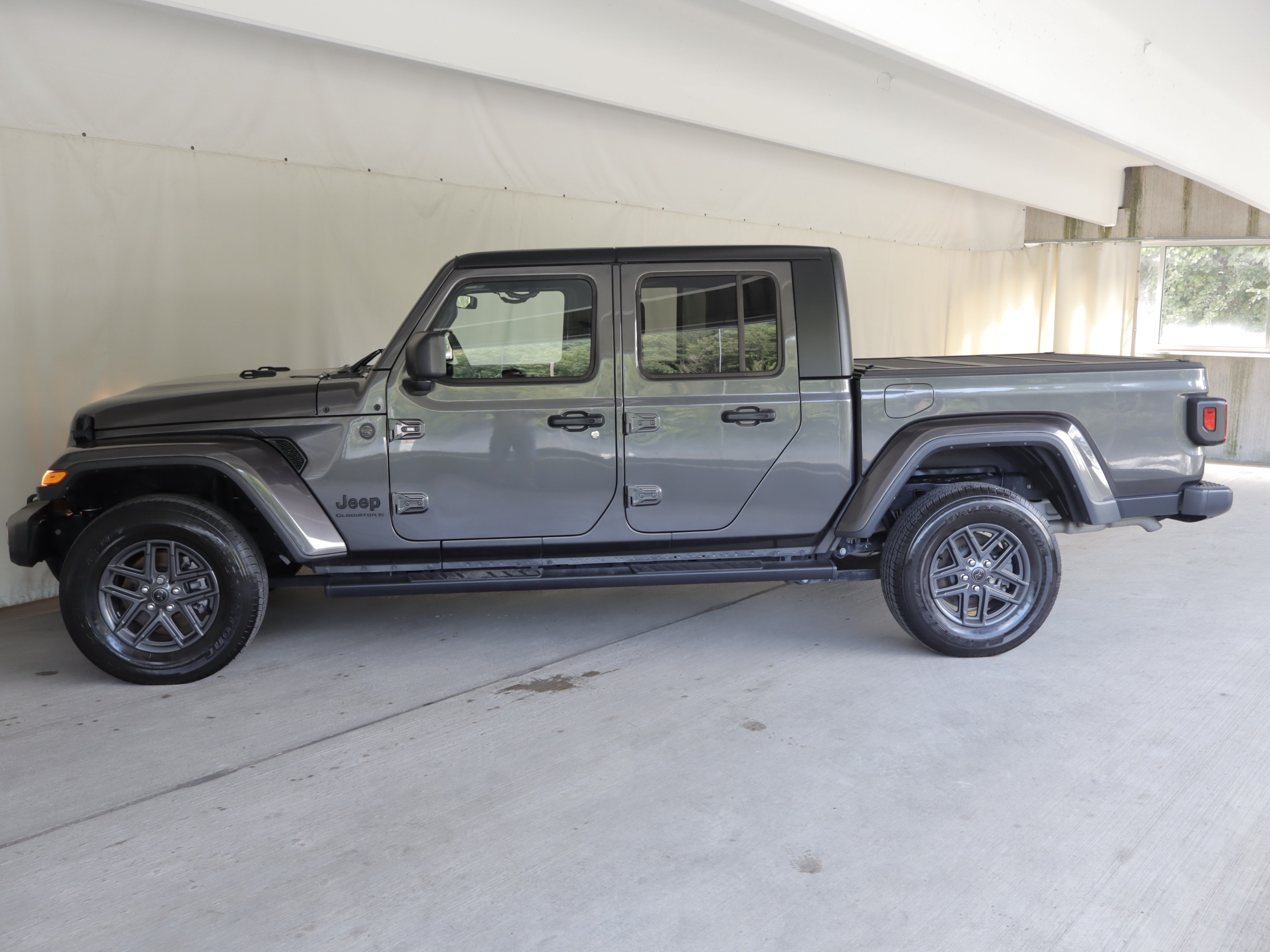 Used 2024 Jeep Gladiator Sport AWD/4WD image 21