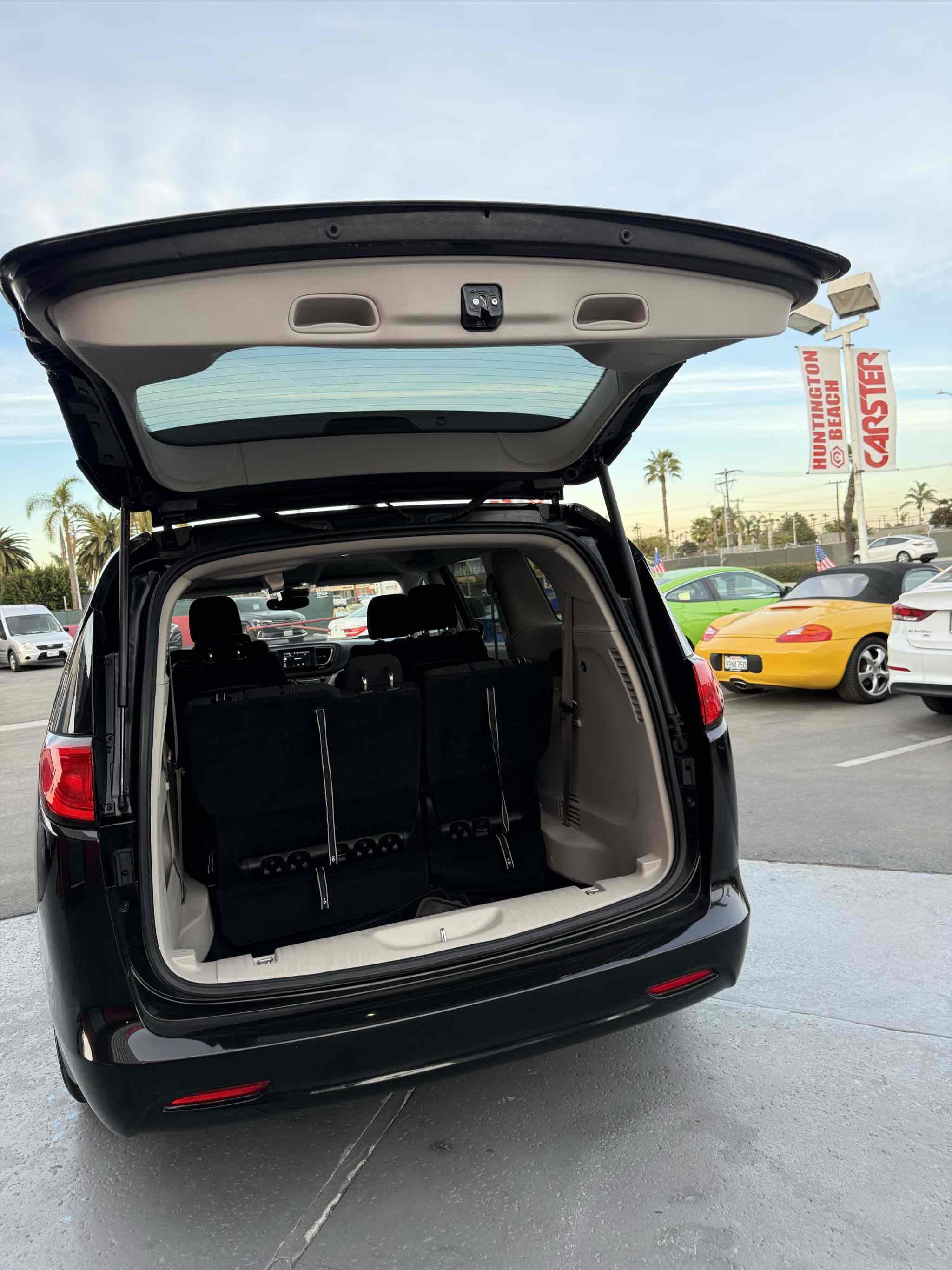 Used 2023 Chrysler Voyager LX image 32