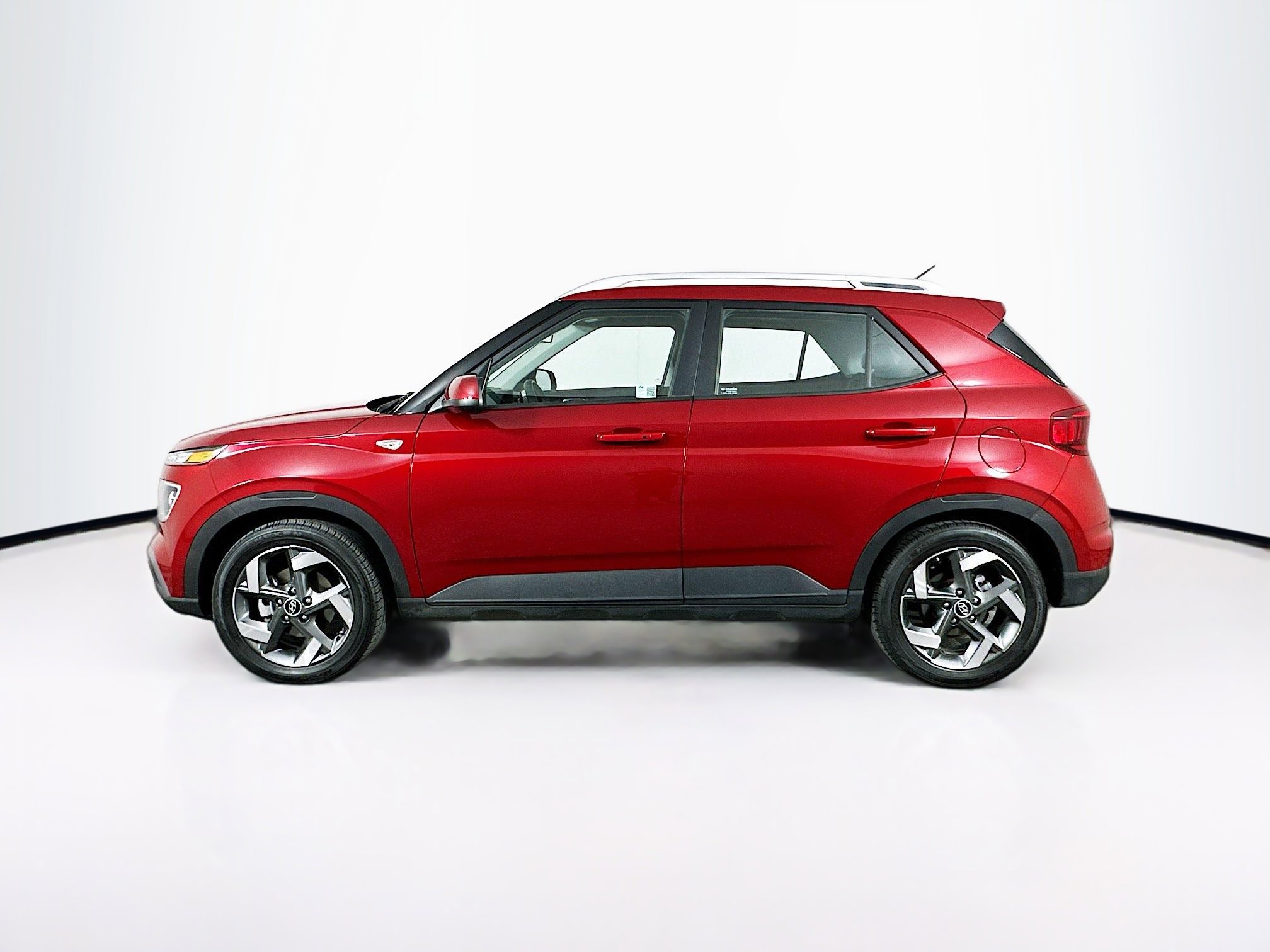 Used 2025 Hyundai Venue SEL image 4