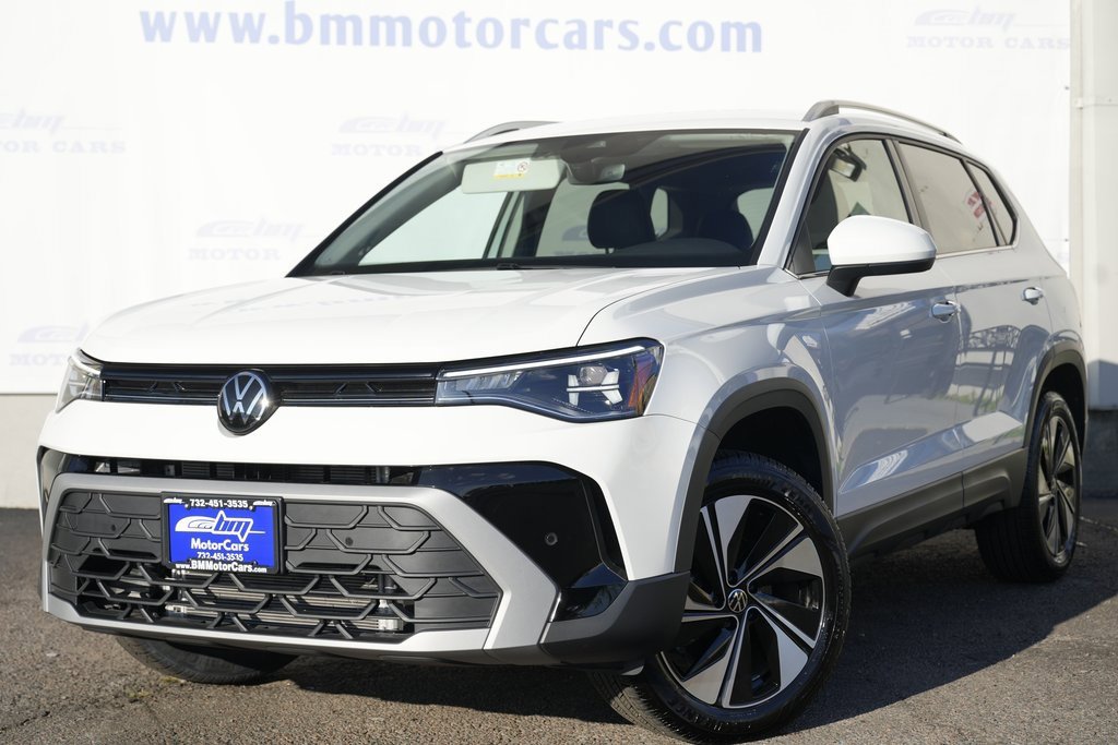 Used 2025 Volkswagen Taos SE image 2
