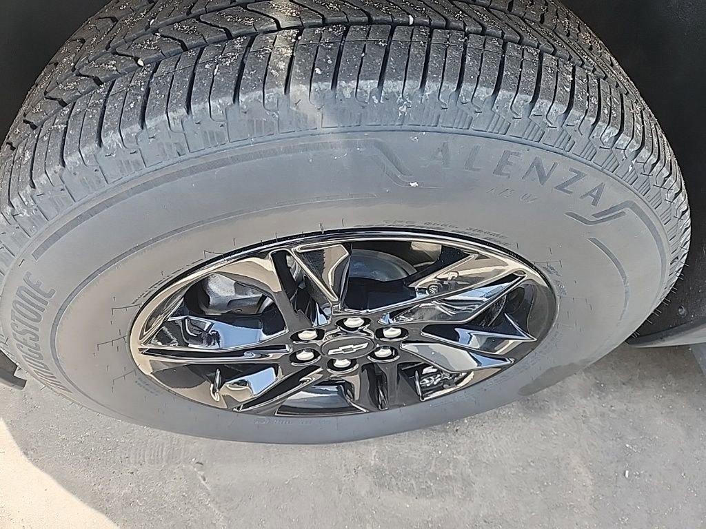 Used 2023 Chevrolet Traverse LT w/ Midnight/Sport Edition image 7