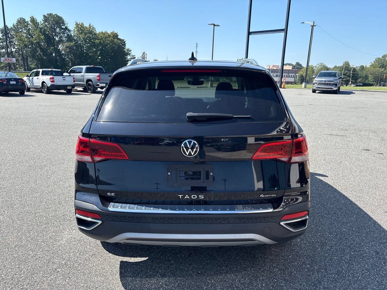 Used 2023 Volkswagen Taos SE w/ Panoramic Sunroof Package AWD/4WD image 8