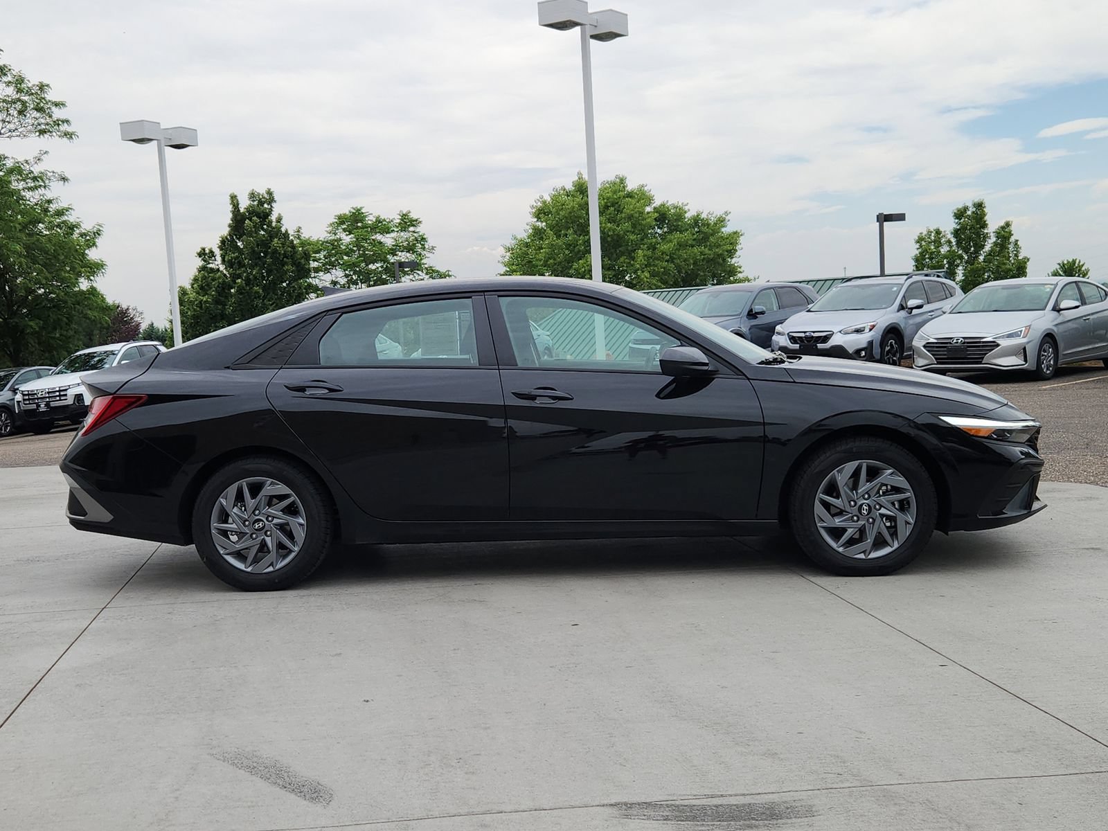 Used 2025 Hyundai Elantra Hybrid FWD image 5