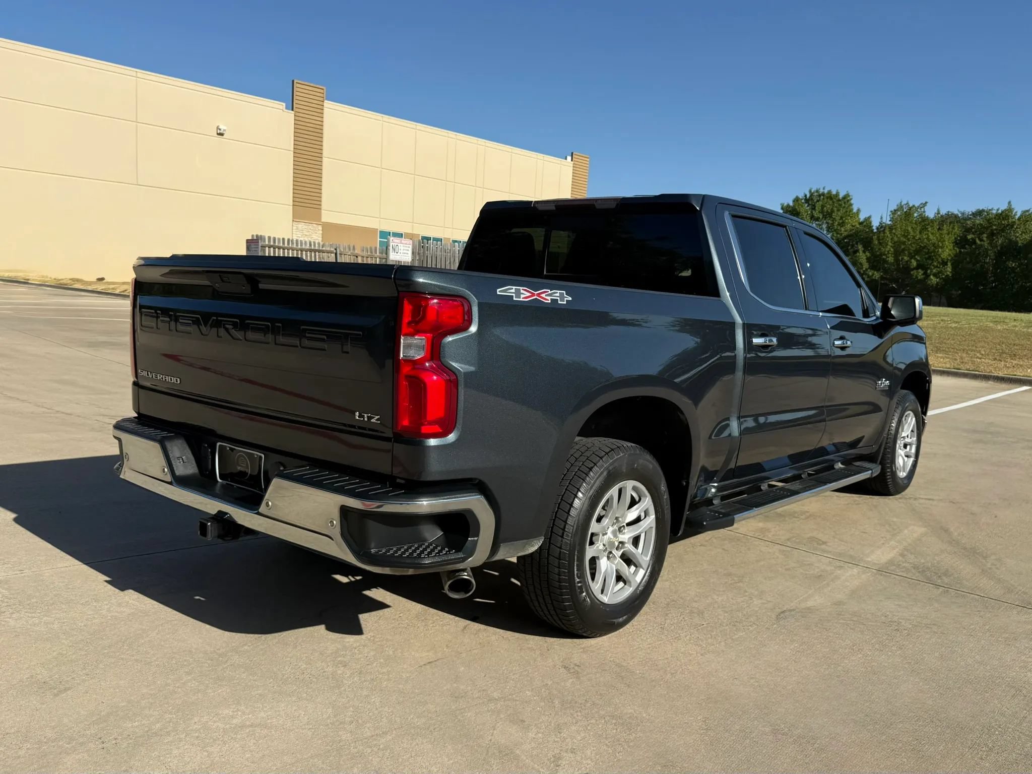 Used 2019 Chevrolet Silverado 1500 LTZ w/ LTZ Texas Edition AWD/4WD image 5