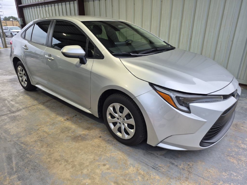 Used 2025 Toyota Corolla LE FWD image 1