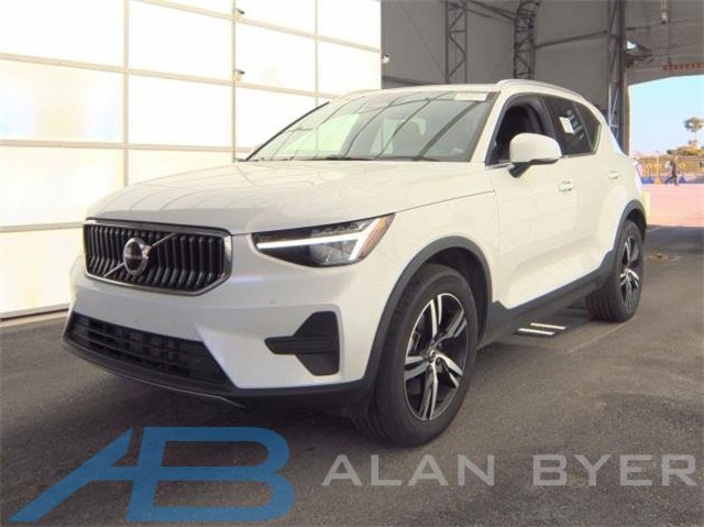 Used 2025 Volvo XC40 B5 Core