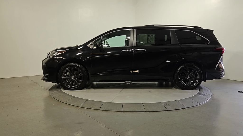 Used 2023 Toyota Sienna XSE FWD image 2