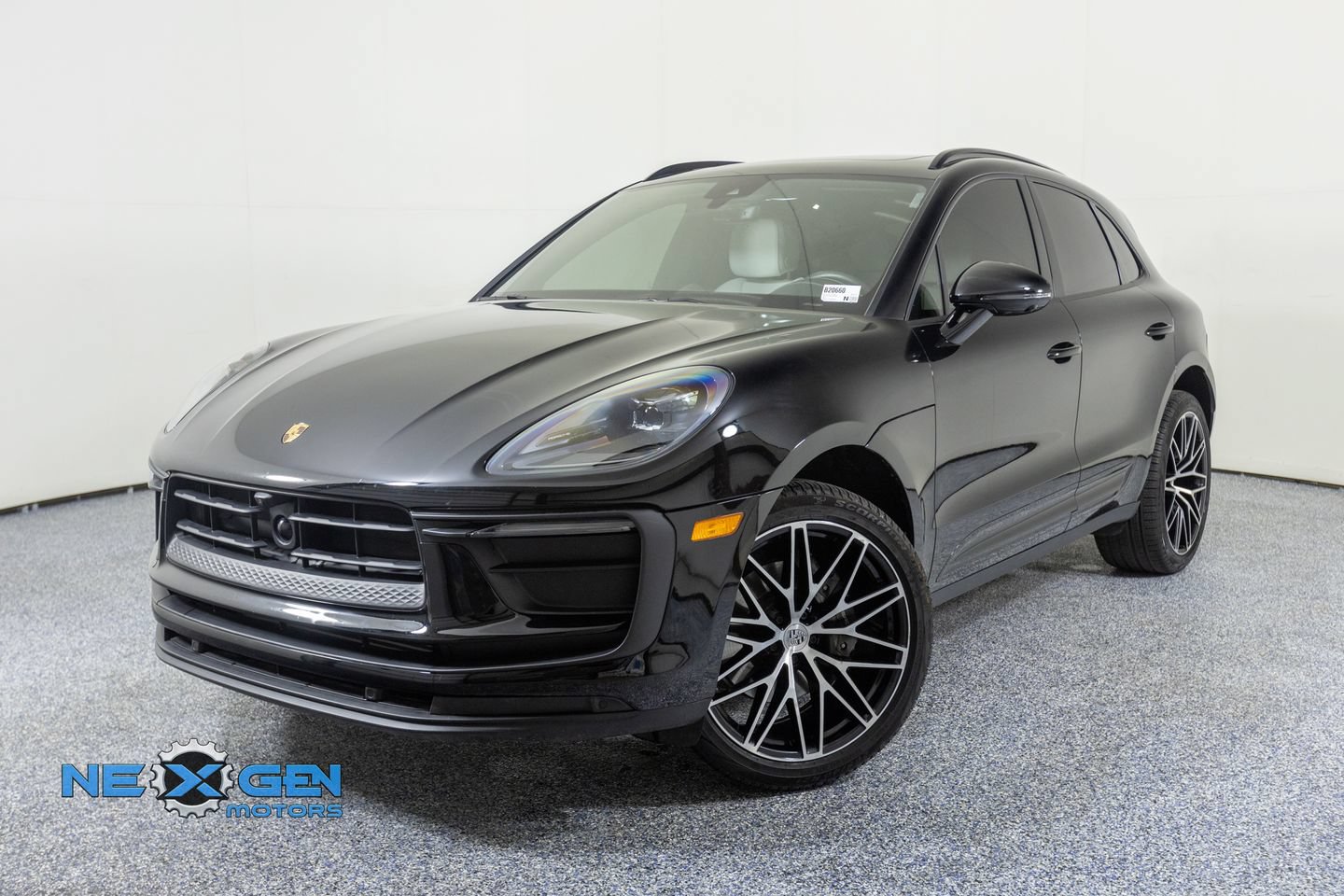 Used 2024 Porsche Macan AWD/4WD image 3