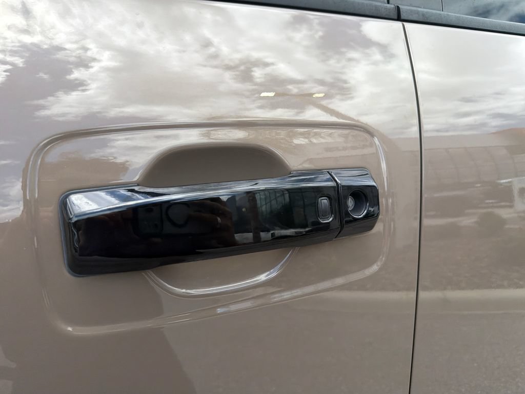 Used 2020 Nissan Titan PRO-4X w/ Pro-4x Convenience Package AWD/4WD image 17
