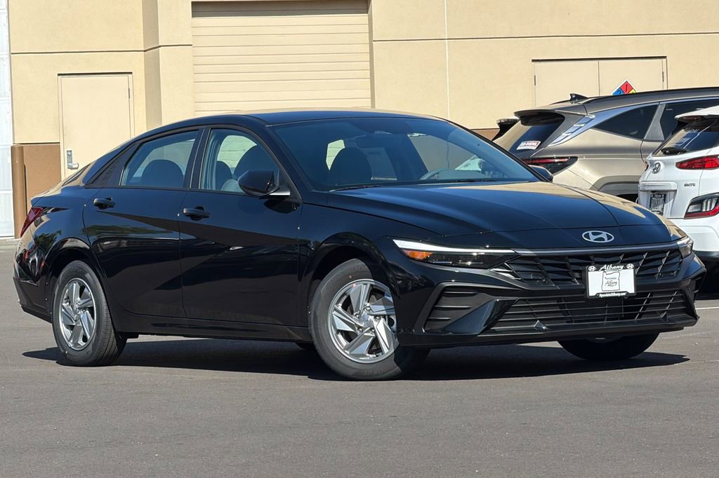 New 2026 Hyundai Elantra SE FWD image 2