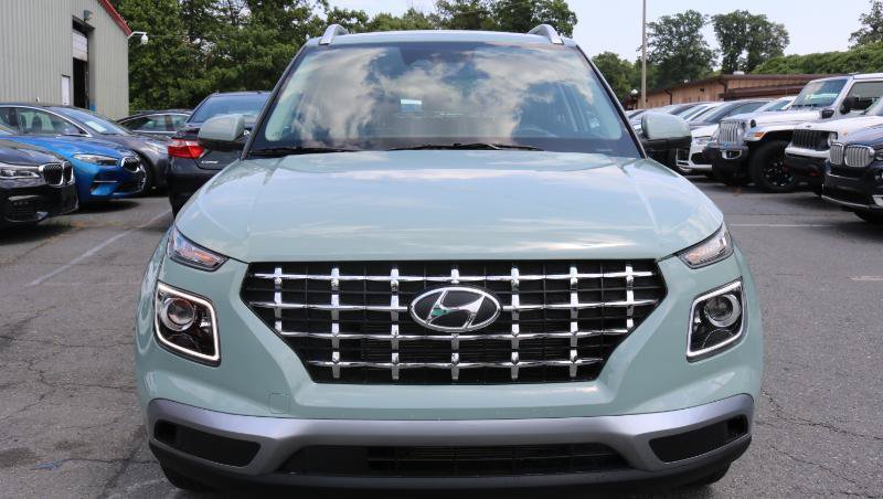 Used 2025 Hyundai Venue Limited FWD image 2