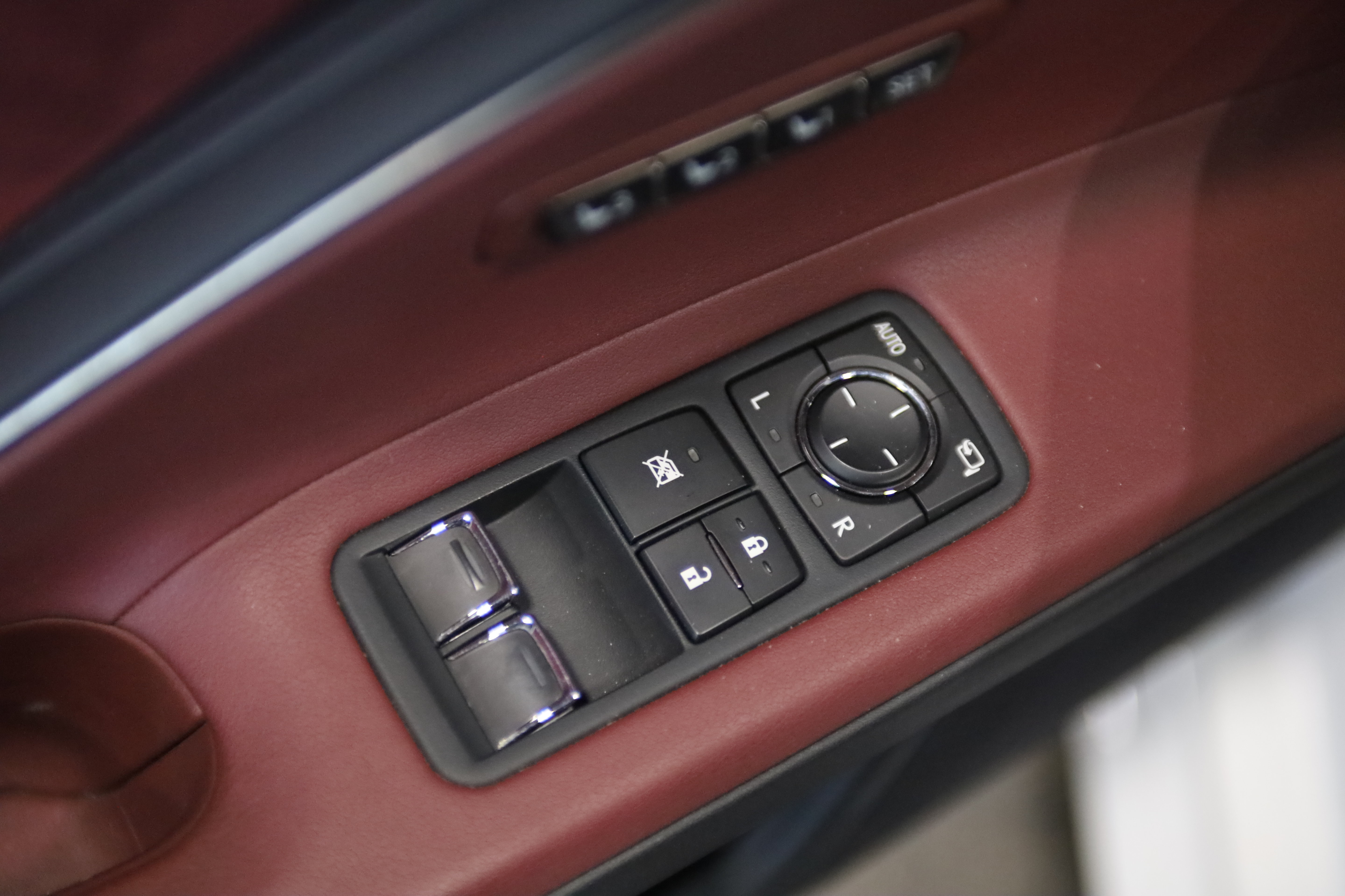 Used 2018 Lexus LC 500 Coupe w/ Touring Package RWD image 15