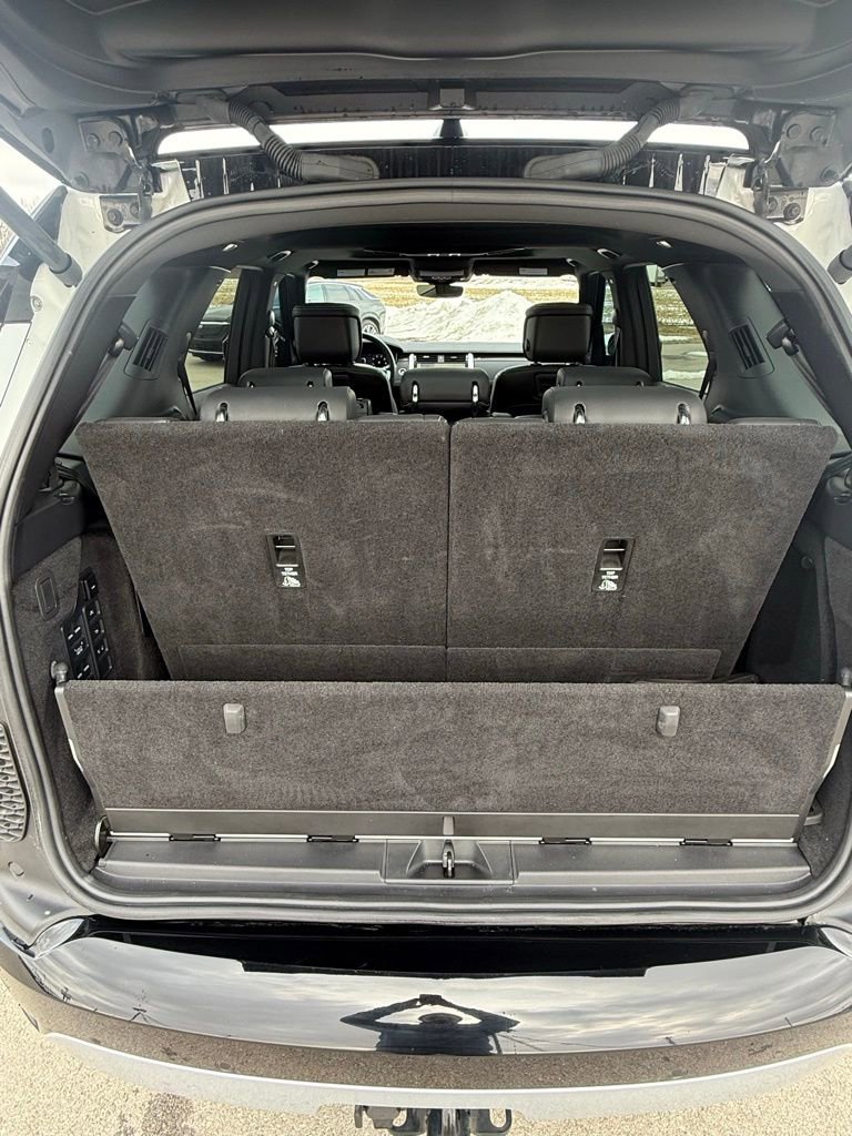 Used 2023 Land Rover Discovery Metropolitan Edition image 17