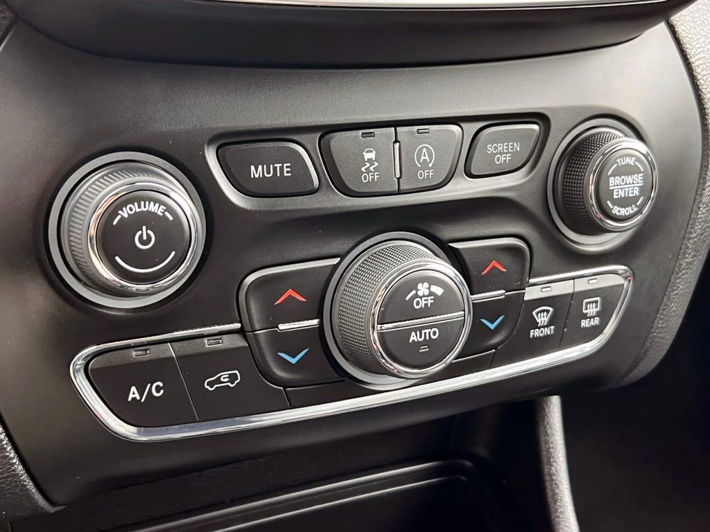 Used 2020 Jeep Cherokee Latitude Plus w/ Comfort/Convenience Group image 30