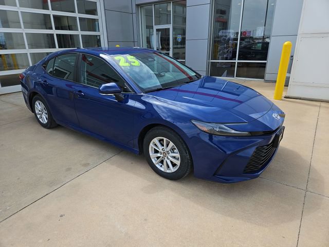 Used 2025 Toyota Camry LE image 7