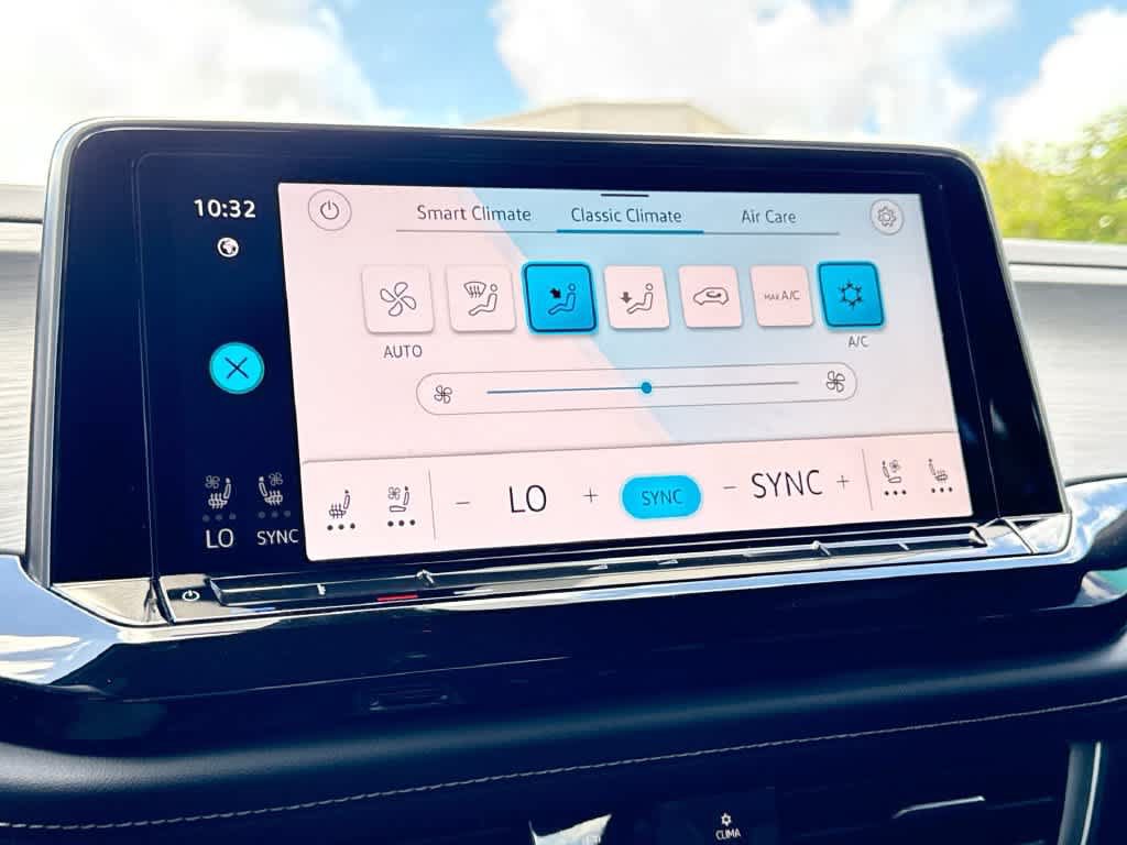 Certified 2025 Volkswagen Atlas Cross Sport SE FWD image 19