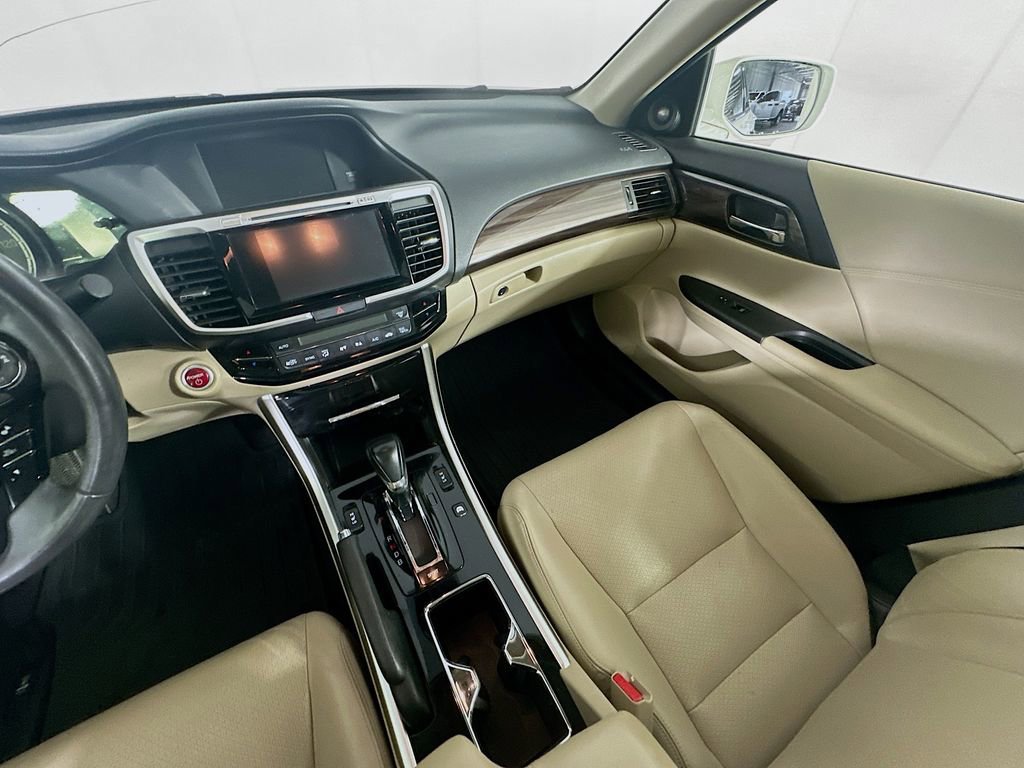 Used 2017 Honda Accord Touring image 11