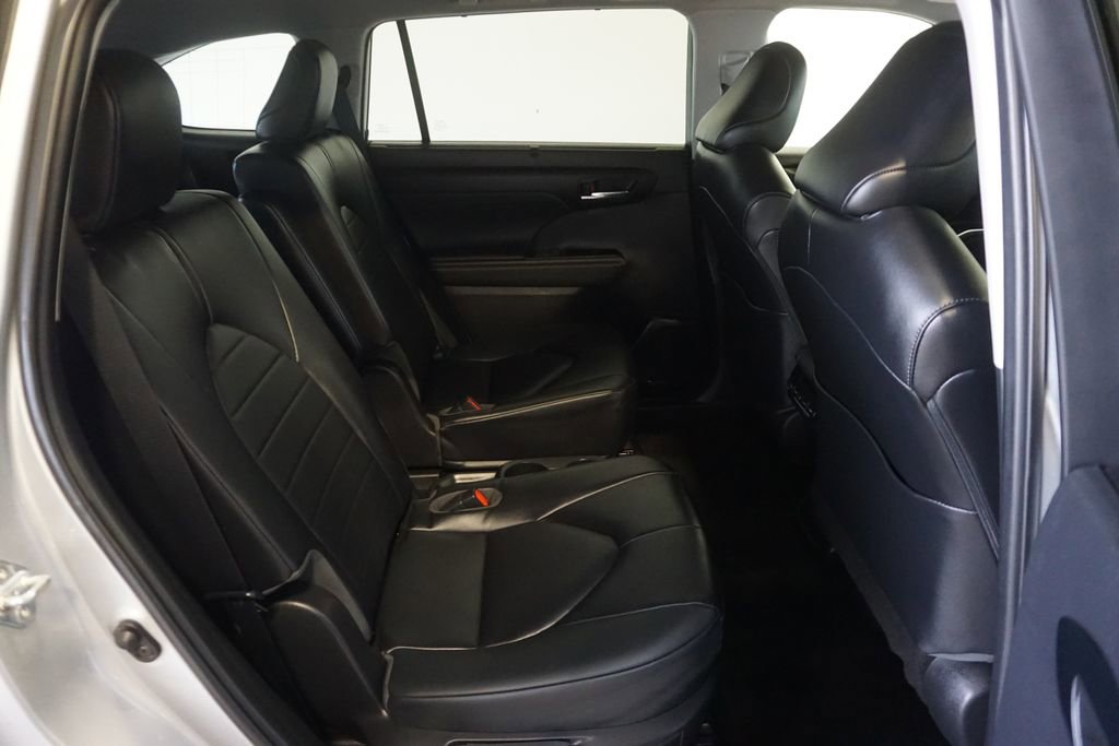 Used 2023 Toyota Highlander XLE AWD/4WD image 25