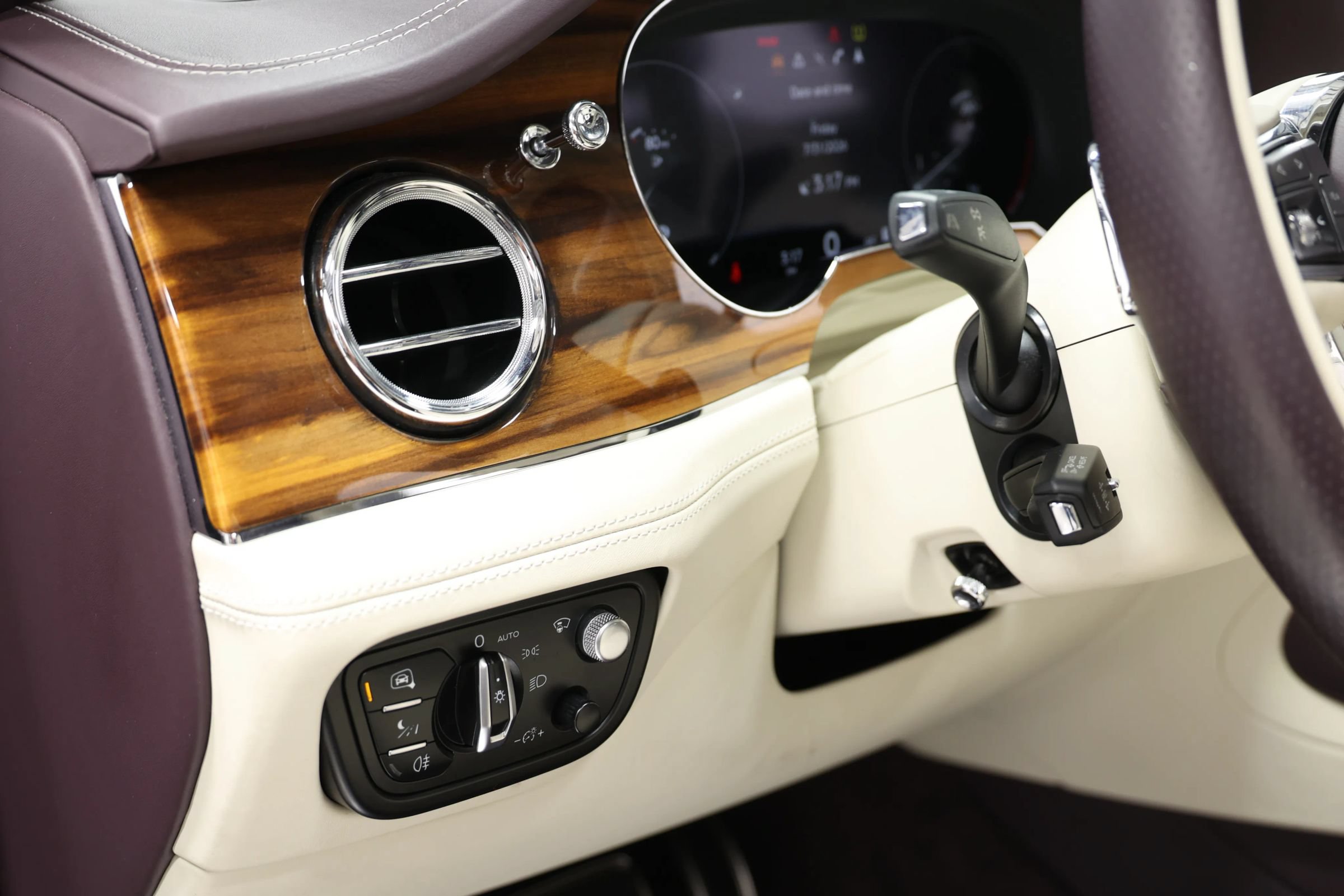 Used 2023 Bentley Bentayga Extended Wheelbase AWD/4WD image 25