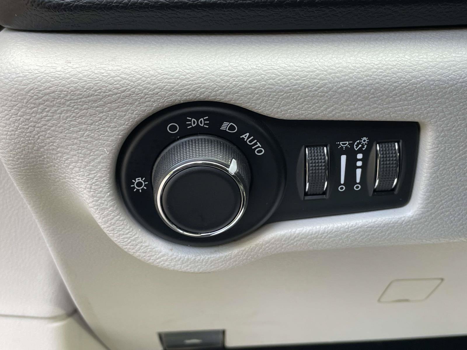 Used 2018 Chrysler Pacifica Touring FWD image 18
