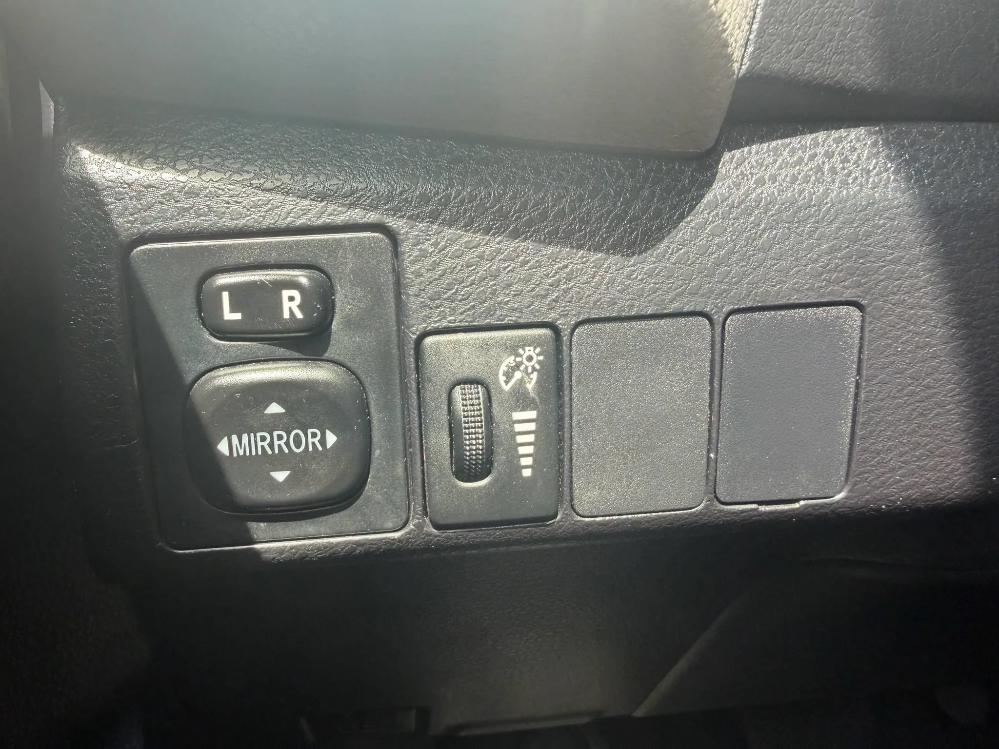 Used 2015 Toyota Corolla LE FWD image 17