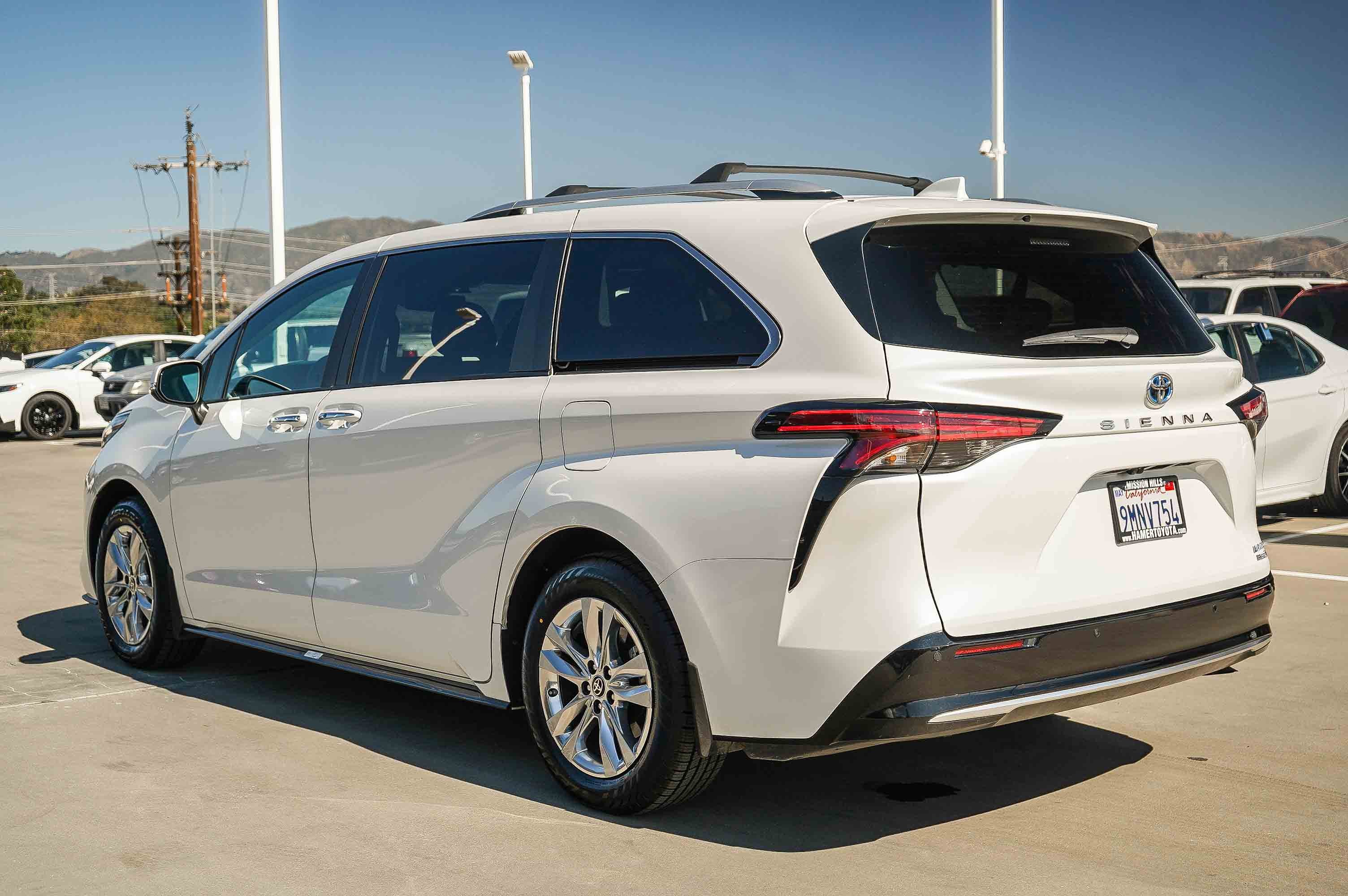 Certified 2024 Toyota Sienna Limited image 7
