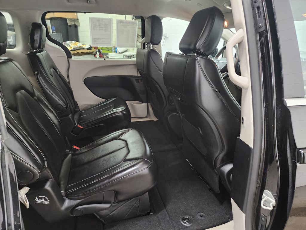 Used 2024 Chrysler Pacifica Touring-L FWD image 27