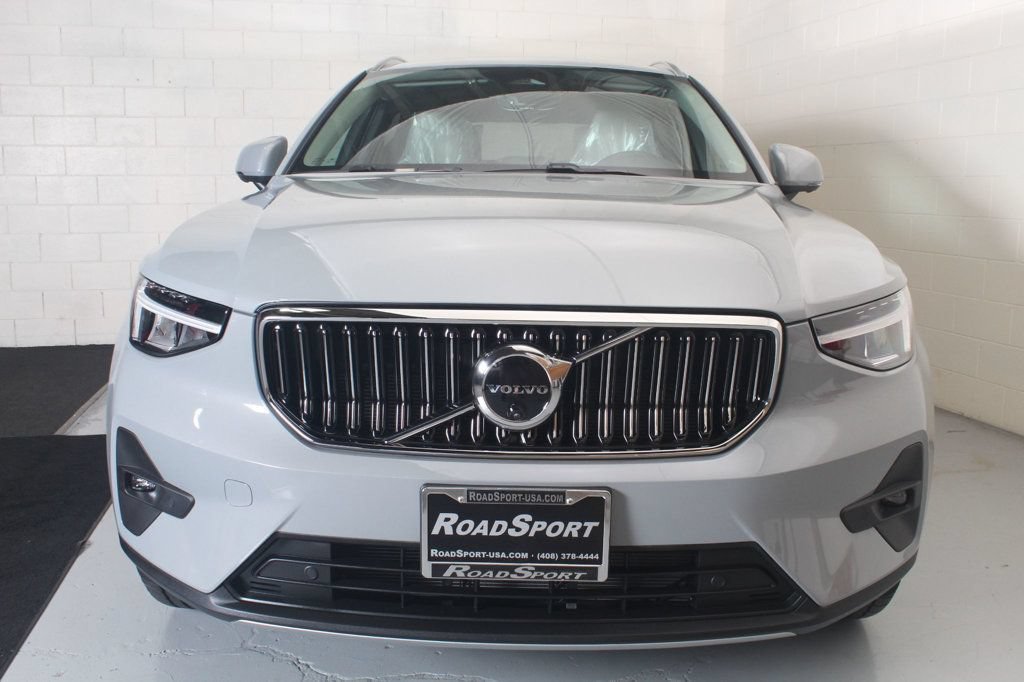 Used 2025 Volvo XC40 B5 Plus AWD/4WD image 11