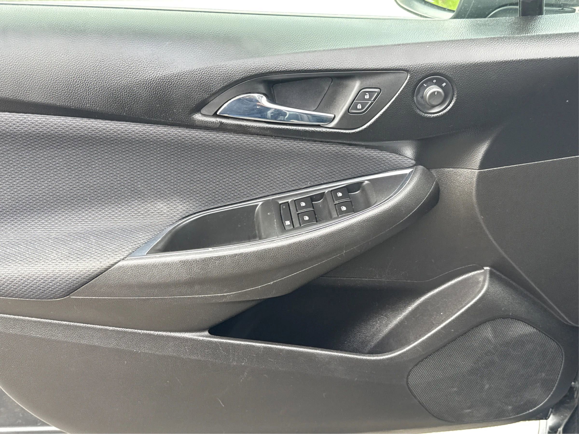 Used 2018 Chevrolet Cruze LT w/ Convenience Package FWD image 21