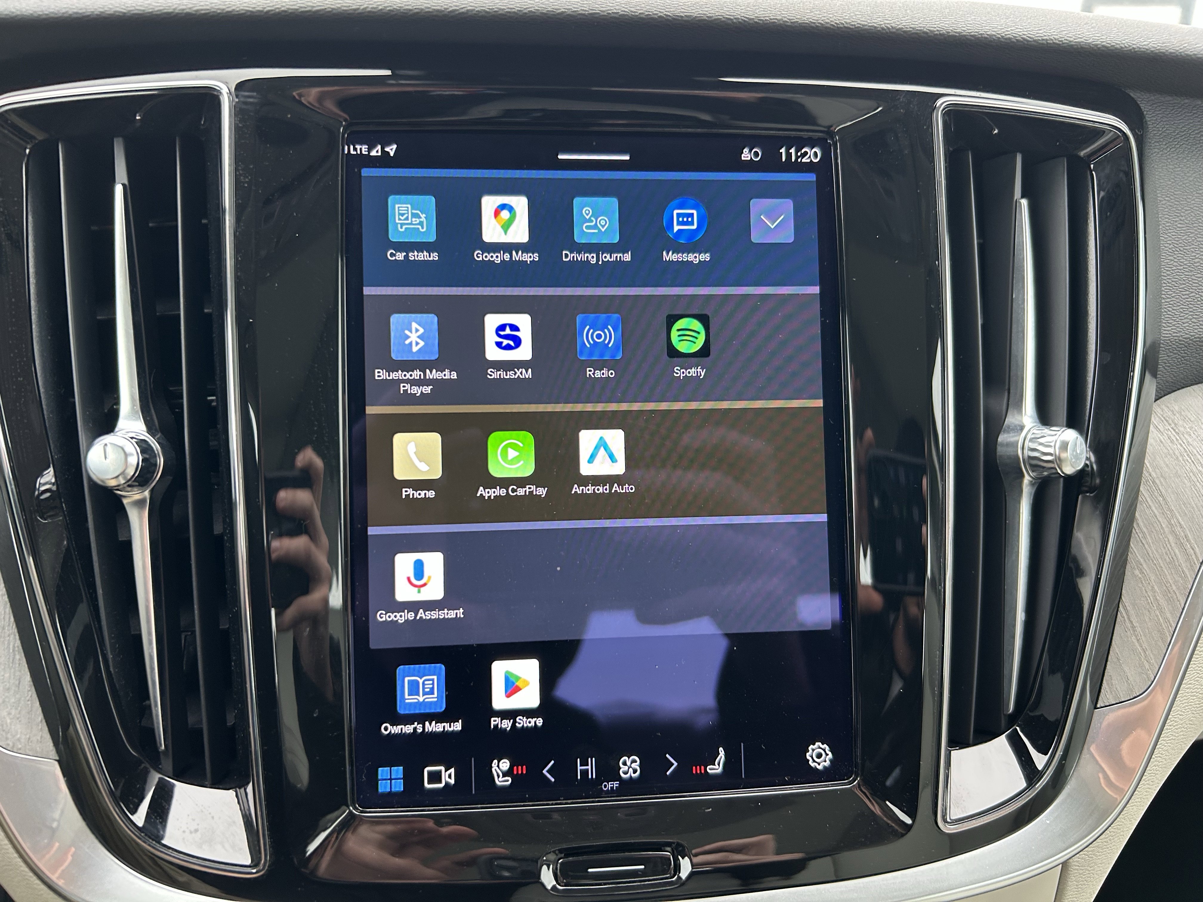 Used 2023 Volvo S60 T8 Plus image 12