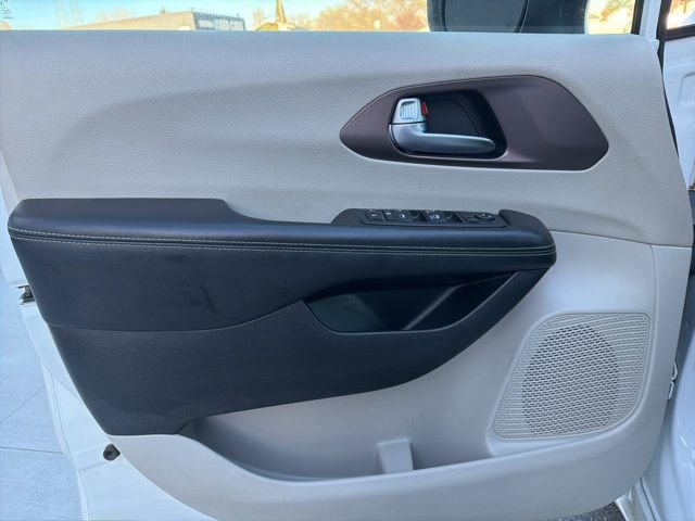 Used 2022 Chrysler Voyager LX image 19