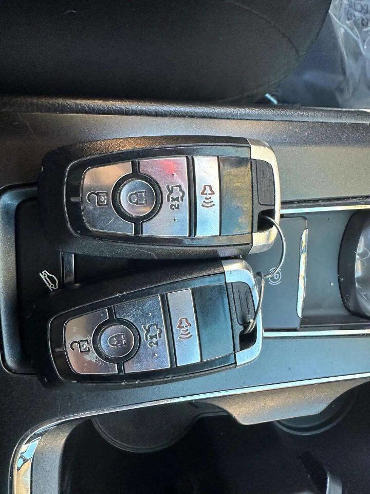 Used 2017 Ford Fusion SE w/ Fusion SE Technology Package image 24