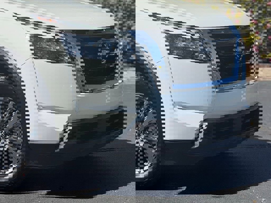 Used 2024 Nissan Pathfinder SV image 6