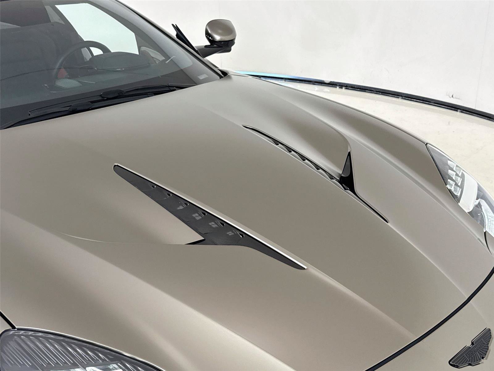 Used 2025 Aston Martin Vanquish RWD image 31