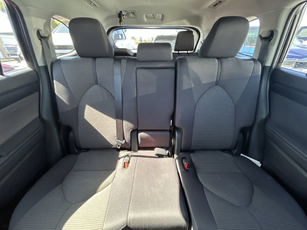 Used 2025 Toyota Highlander LE AWD/4WD image 5