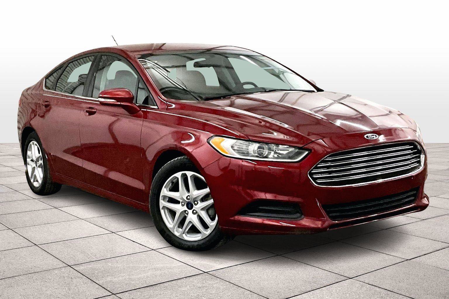 Used 2015 Ford Fusion SE image 3