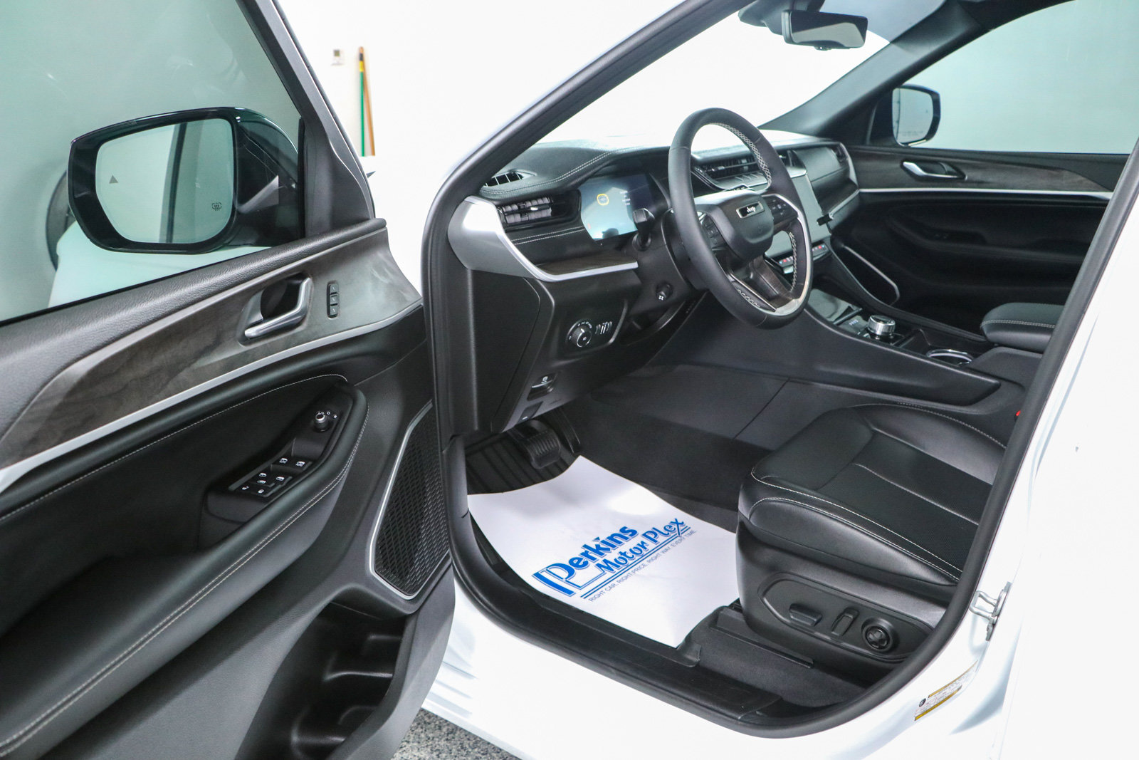 Used 2026 Jeep Grand Cherokee L Limited AWD/4WD image 3