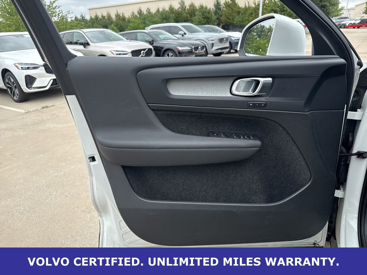 Certified 2025 Volvo XC40 B5 Plus AWD/4WD image 18