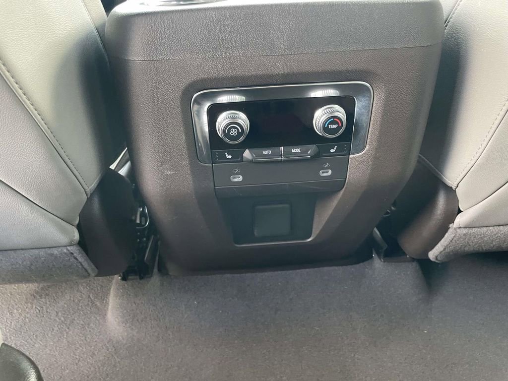 Used 2023 GMC Yukon SLT w/ SLT Luxury Package AWD/4WD image 15