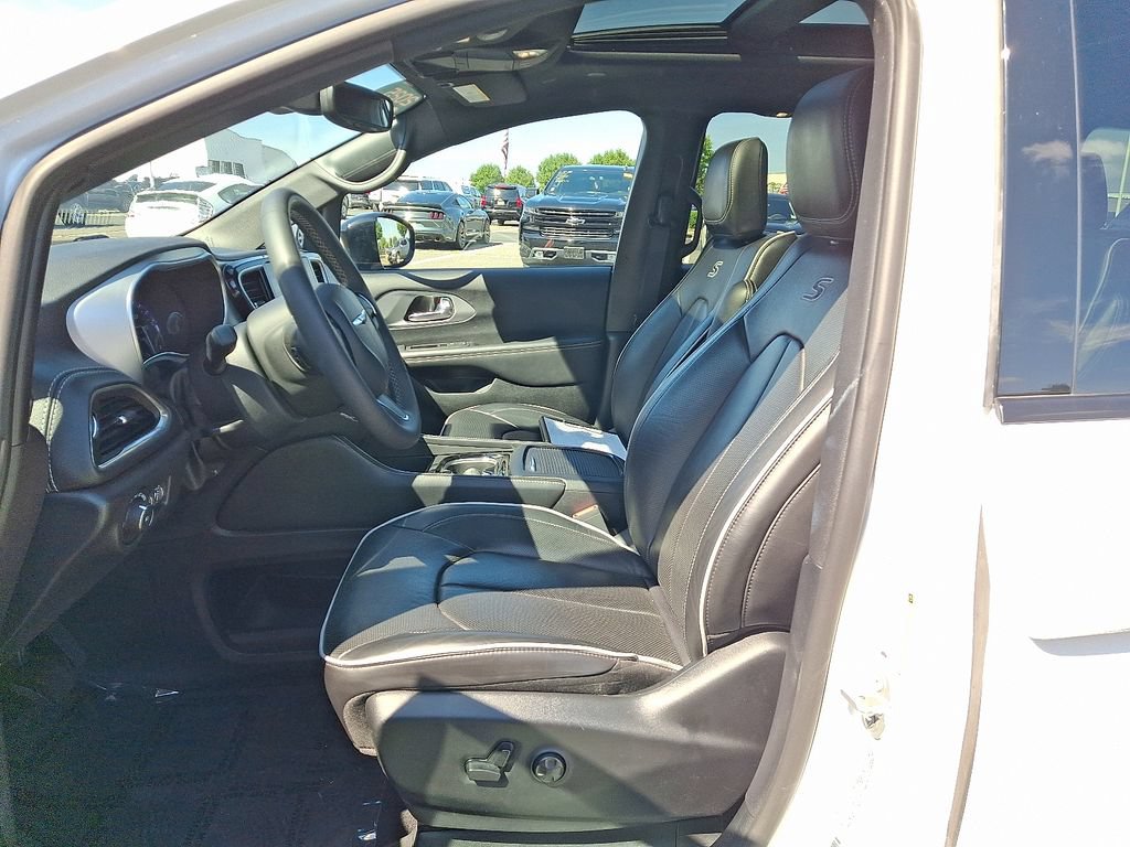 Used 2025 Chrysler Pacifica Limited FWD image 17