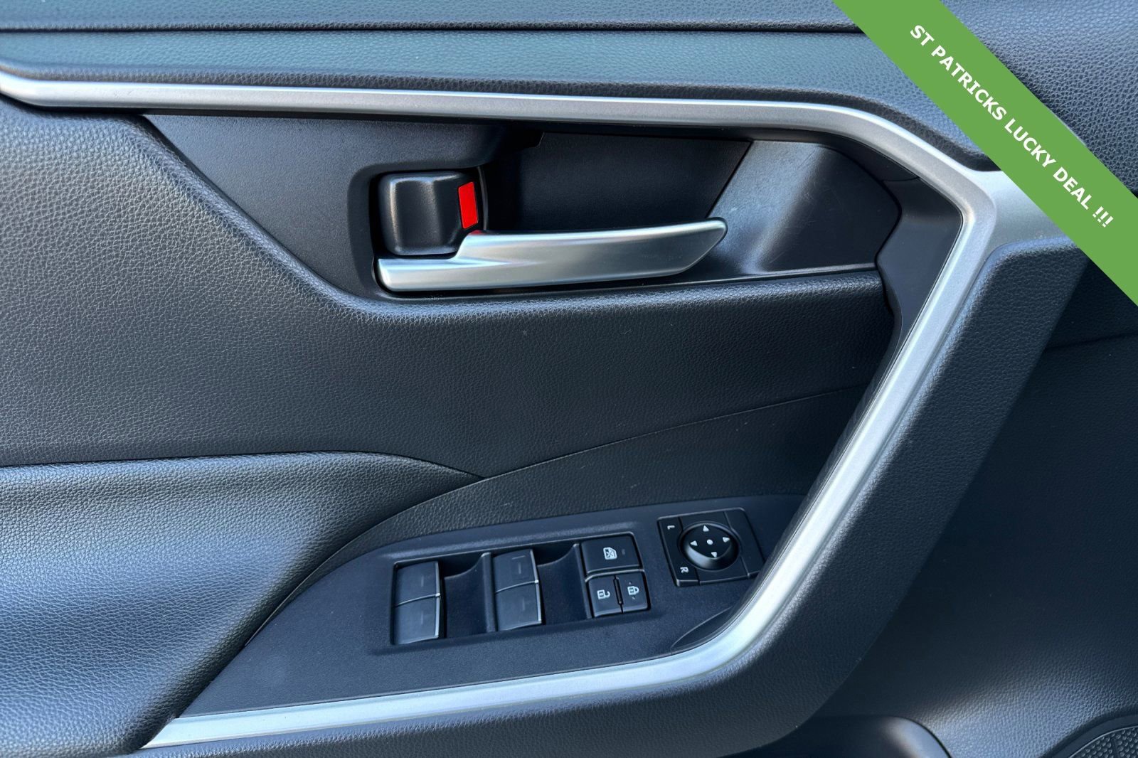 Used 2022 Toyota RAV4 SE w/ Convenience Package image 11